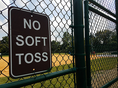 棒球场金属围栏上的黑色禁止软投标志
