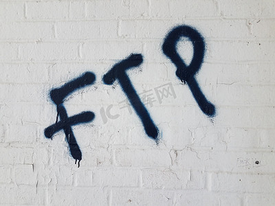 白砖墙上喷绘的字母 ftp
