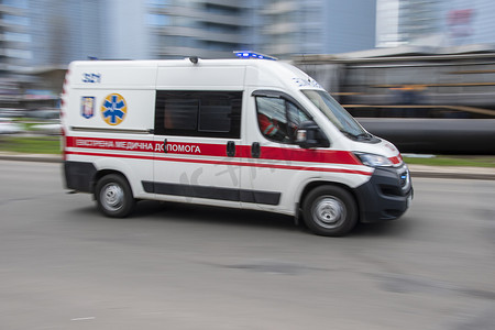 古埃尔公园长椅摄影照片_乌克兰，基辅 — 2021年4月26日：救护车日产Elgrand汽车在街上行驶。