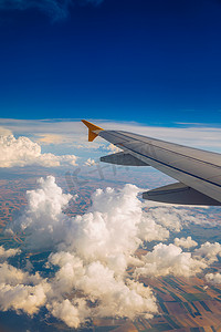 高空飞行在云层之上的飞机机翼的视图