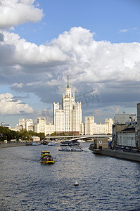 Kotelnicheskaya 堤防上的住宅楼。