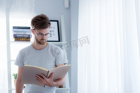 戴眼镜的帅哥正在看书准备考试