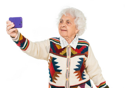 在智能手机上自拍的老年妇女