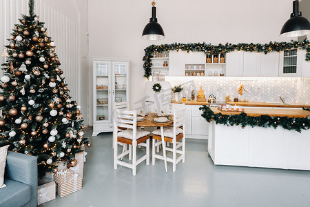 客厅内饰摄影照片_家里的圣诞树 厨房里的圣诞内饰。装饰圣诞照片区