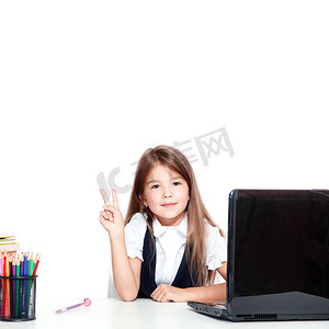 学习少女摄影照片_快乐可爱的少女坐在笔记本电脑上