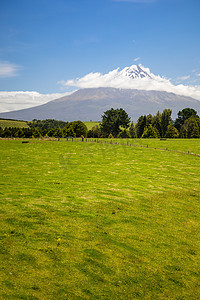 新西兰塔拉纳基火山被云层覆盖