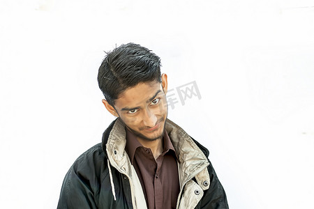 一个年轻的胡须男子穿着棕色衬衫和黑色夹克的肖像照片，用惊讶的表情或好奇的表情或有时搞笑的表情表达或看着镜头。
