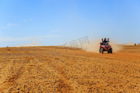 游客在摩洛哥沙漠中驾驶四轮驱动车