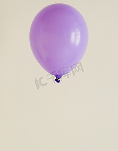 紫色气球摄影照片_紫色气球与。