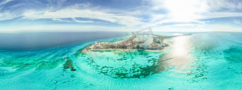 360城市全景摄影照片_墨西哥坎昆海滩和城市酒店区的空中 360 度全景。