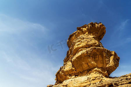 约旦瓦迪拉姆沙漠中令人印象深刻的带有风蚀痕迹的孤立岩石