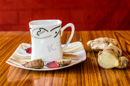 中草药茶摄影照片_姜茶 Adrak Chai 五香印度茶。