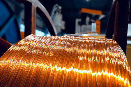 焊接生产摄影照片_工厂生产铜线、卷轴电缆。