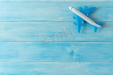 浅蓝色木板背景上的飞机微型人物