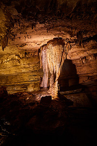 洞穴柱状连接的大型石笋和钟乳石观
