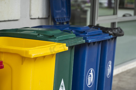 垃圾箱用于收集回收材料。