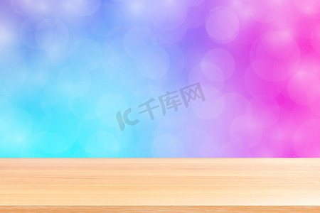 模糊散景软紫色渐变背景上的空木桌地板，紫色散景彩色浅色上空的木板，彩色散景灯渐变软用于横幅广告产品