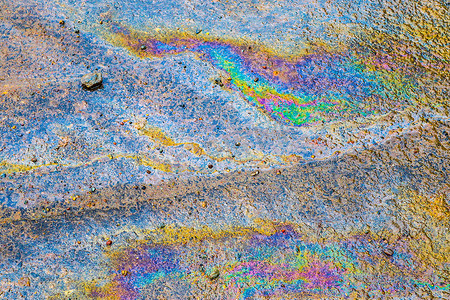 沥青纹理上的彩色燃料和石油显示环境
