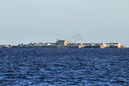 小阳光卡通摄影照片_阳光下的塔巴卡岛和地中海
