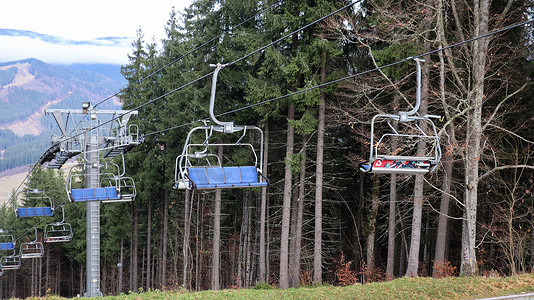 乌克兰，Bukovel - 2019 年 11 月 20 日。在秋季山坡和冬季滑雪胜地建设中的基础设施背景下，带缆车的滑雪胜地的秋季景色。