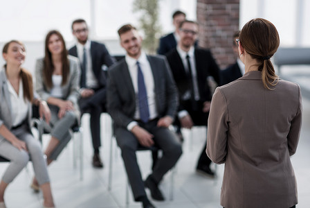 女商人为员工举行简报会