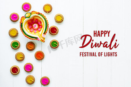 排灯节快乐-在印度灯节 Dipavali 期间点燃的 Clay Diya 灯。