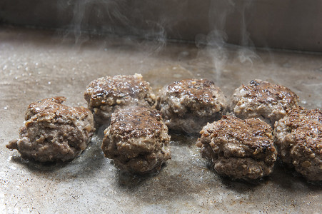 在自助餐厅的烤架上烹饪牛肉丸