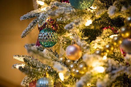带有金色和绿色灯泡的圣诞树装饰品。