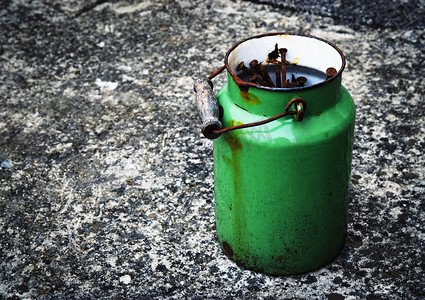 老绿色金属水壶