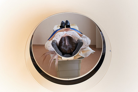 接受 MRI 的女性患者-在医院进行磁共振成像。