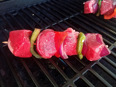 烧烤架上的木棍上的牛肉和胡椒