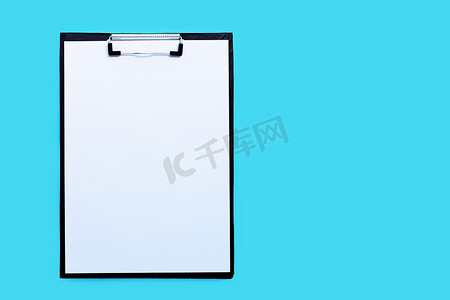 有空白白皮书的剪贴板在蓝色背景。