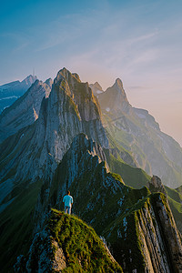策摄影照片_Schaefler Altenalptuerme mountain ridge swiss Alpstein, Appenzell Innerrhoden Switzerland, 瑞士阿彭策尔阿尔卑斯山脉雄伟舍夫勒峰的陡峭山脊