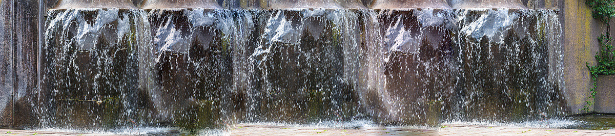 全景人工设计的瀑布、喷泉