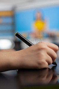 彩色动图摄影照片_彩色女性修图师手持手写笔在图形平板电脑上移动的特写