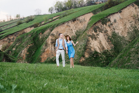 一对年轻夫妇，一男一女在山间散步