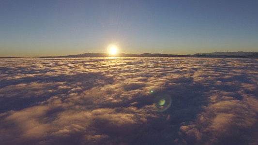 山顶云摄影照片_从富士山山顶看日出全景。