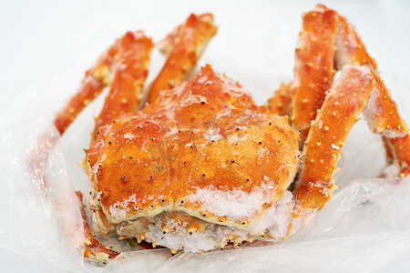 煮熟和冷冻的野生红帝王蟹放在冰箱的塑料包装上。
