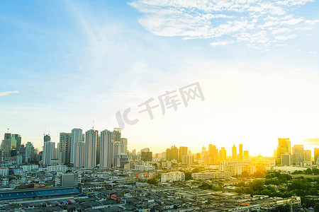 曼谷市 Thailan 的阳光早晨时间和交通