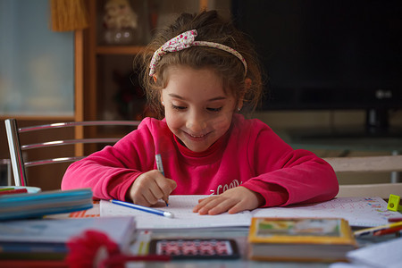微笑的 6 岁女孩做作业