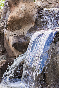 瀑布群摄影照片_有瀑布和池塘的岩石地形。