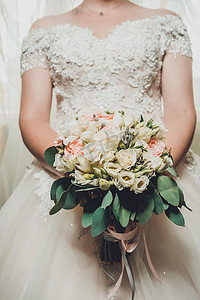 女性手捧花摄影照片_给新娘最好的礼物，一束鲜花，一束新娘和伴娘在婚礼上的手捧花。