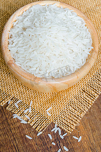 木碗中的有机泰国茉莉花米粒。