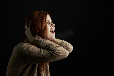 心烦意乱的女人眼睛下流泪瘀伤抑郁深色背景