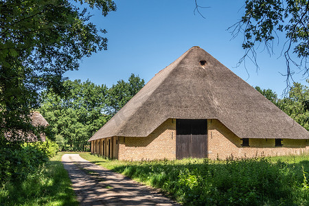 比利时博克里克奥德伦的巨型稻草屋顶谷仓。