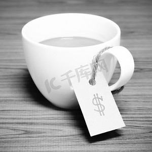 咖啡价格标签摄影照片_带价格标签的咖啡杯黑白色调风格