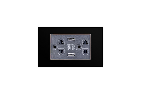 黑色墙壁插座交流电源插头，带 USB 5.0V 直流输出插座，用于白色背景隔离的充电器。