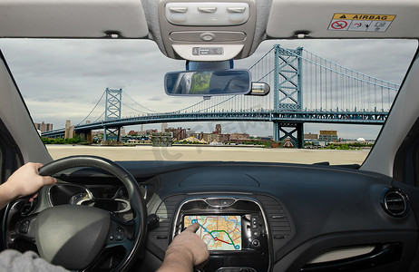 本杰明摄影照片_使用 GPS 驾驶前往费城本杰明富兰克林大桥