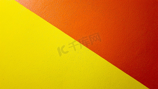 红色和黄色彩绘墙纹理抽象垃圾背景与复制空间。
