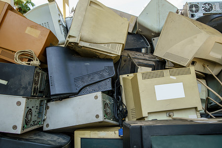 工业垃圾摄影照片_电子垃圾堆放在一起 显示器、打印机、台式电脑